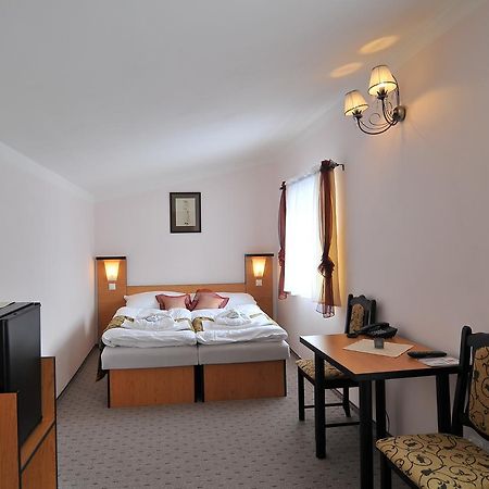 Hotel Manes Svratka Bagian luar foto