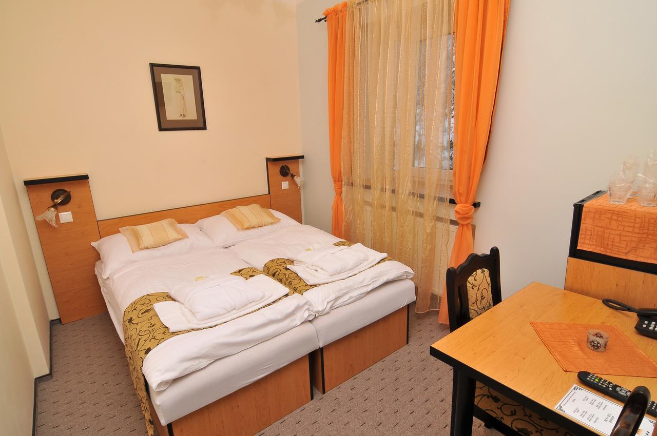 Hotel Manes Svratka Bagian luar foto