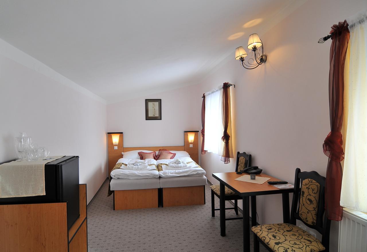 Hotel Manes Svratka Bagian luar foto