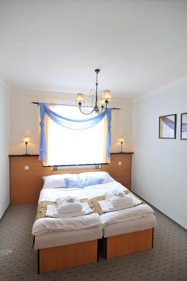 Hotel Manes Svratka Bagian luar foto